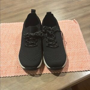 EUC  10 1/5 - 11 (euro 41) Alegria Traq Black Sneakers with Breathable Knit
